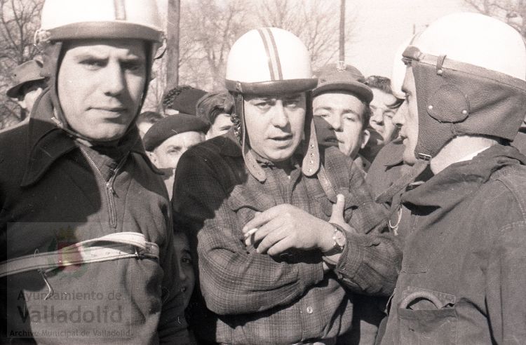 El domingo 19 de enero de 1958, veinte mil personas presenciaron la prueba que se celebró en el paseo alto de las Moreras | La prueba consistió en formar una barrera humana sobre una moto Vespa con diez y siete hombres abordo y así recorrer más de quinientos metros, batiendo el récord mundial que los ingleses habían establecido días antes | La 'Vespa' era conducida por Virgilio Collantes, el gran héroe del día