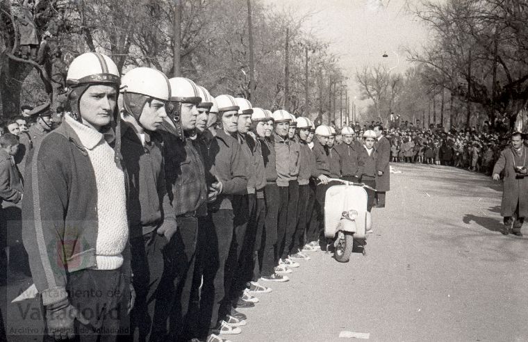 El domingo 19 de enero de 1958, veinte mil personas presenciaron la prueba que se celebró en el paseo alto de las Moreras | La prueba consistió en formar una barrera humana sobre una moto Vespa con diez y siete hombres abordo y así recorrer más de quinientos metros, batiendo el récord mundial que los ingleses habían establecido días antes | La 'Vespa' era conducida por Virgilio Collantes, el gran héroe del día