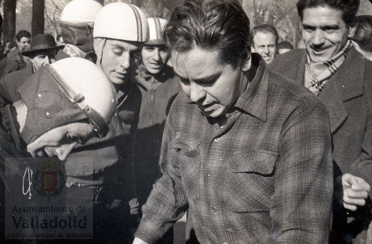 El domingo 19 de enero de 1958, veinte mil personas presenciaron la prueba que se celebró en el paseo alto de las Moreras | La prueba consistió en formar una barrera humana sobre una moto Vespa con diez y siete hombres abordo y así recorrer más de quinientos metros, batiendo el récord mundial que los ingleses habían establecido días antes | La 'Vespa' era conducida por Virgilio Collantes, el gran héroe del día