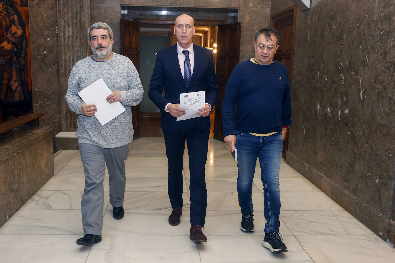 El alcalde de León, José Antonio Diez, se reúne con los secretarios provinciales de UGT y CCOO, Enrique Reguero (D) y Xosepe Vega (I), para abordar el tema de la mesa por el futuro de León.