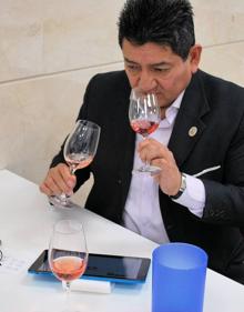 Imagen secundaria 2 - Los catadores posan en la imagen de arriba. Abajo, algunos de los vinos valorados y un catador. 