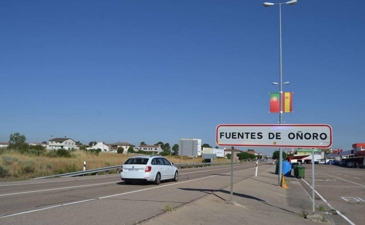 Entrada a Fuentes de Oñoro, en la frontera con Portugal.