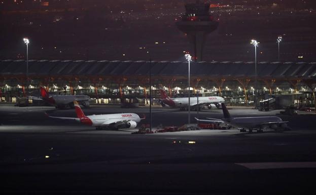 Vista de la Terminal T4 del aeropuerto de Madrid Barajas, antes del aterrizaje porzoso. 