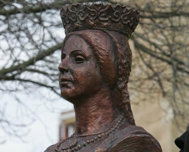 Busto de Catalina de Austria, inaugurado en 2007 en Torquemada con motivo del V Centenario del nacimiento en la villa de la reina.