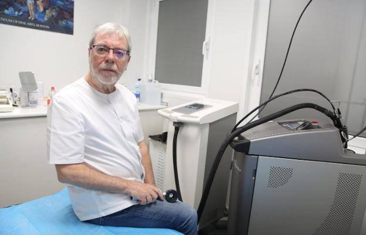 José Ignacio Aristondo, en su consulta de Donostia en la que lleva cuatro décadas trabajando.