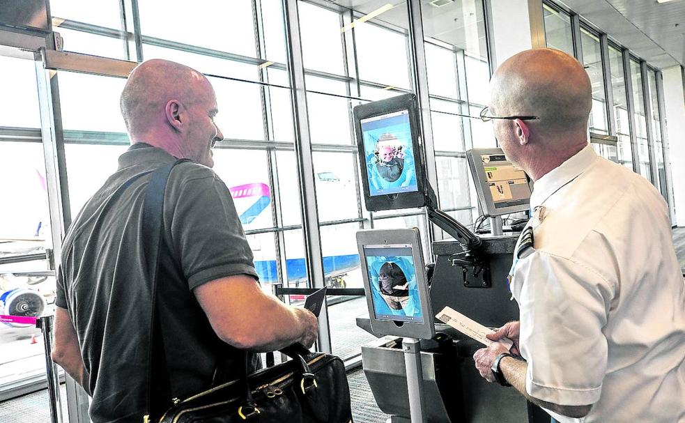Un pasajero se somete a un control biométrico en el aeropuerto de Dulles, en Virginia (EE UU).