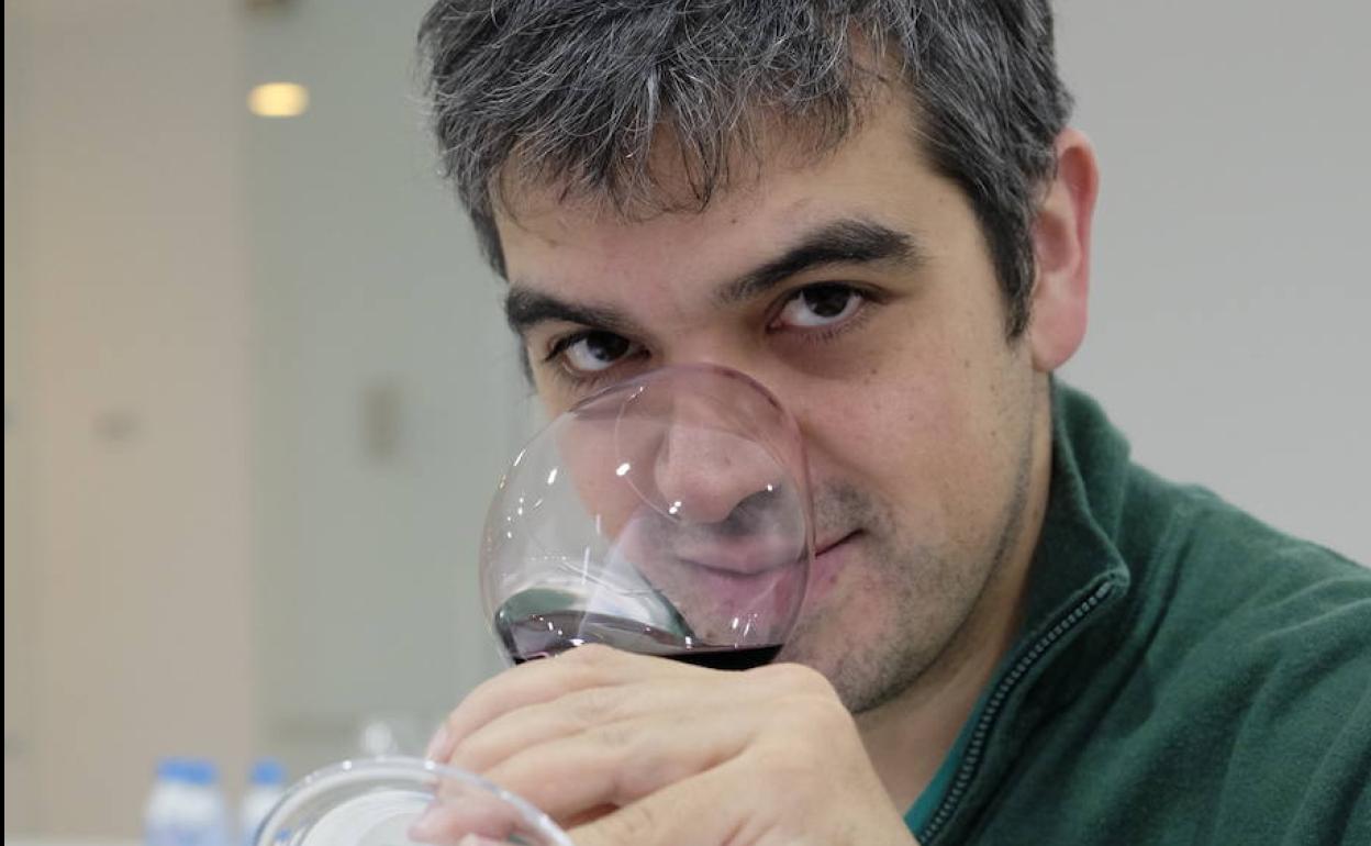 El sumiller Ferran Centelles, durante la cata en la sede del Consejo Regulador de la DO Ribera del Duero. 