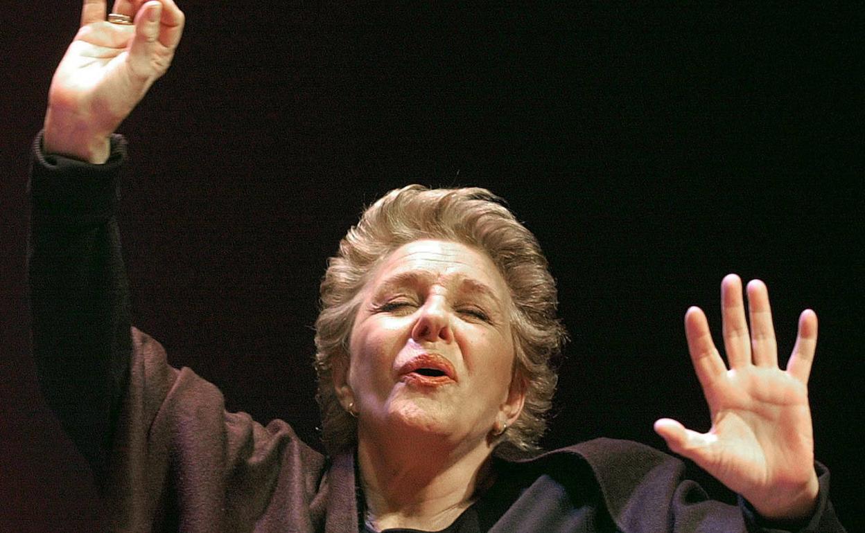 Lola Herrera, en el papel de Carmen Sotillo, durante un pase gráfico de 'Cinco horas con Mario'