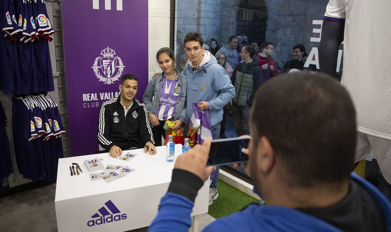 El nuevo jugador del club se ha acercado hoy hasta la tienda oficial para recibir a los aficionados y firmar autógrafos.