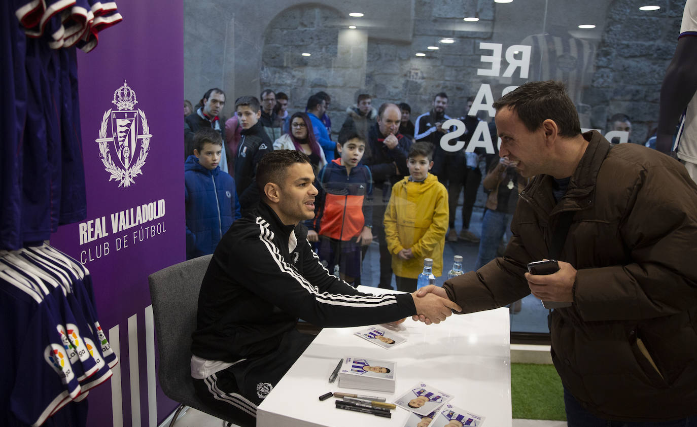 El nuevo jugador del club se ha acercado hoy hasta la tienda oficial para recibir a los aficionados y firmar autógrafos.