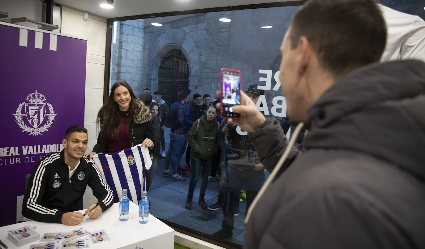 El nuevo jugador del club se ha acercado hoy hasta la tienda oficial para recibir a los aficionados y firmar autógrafos.