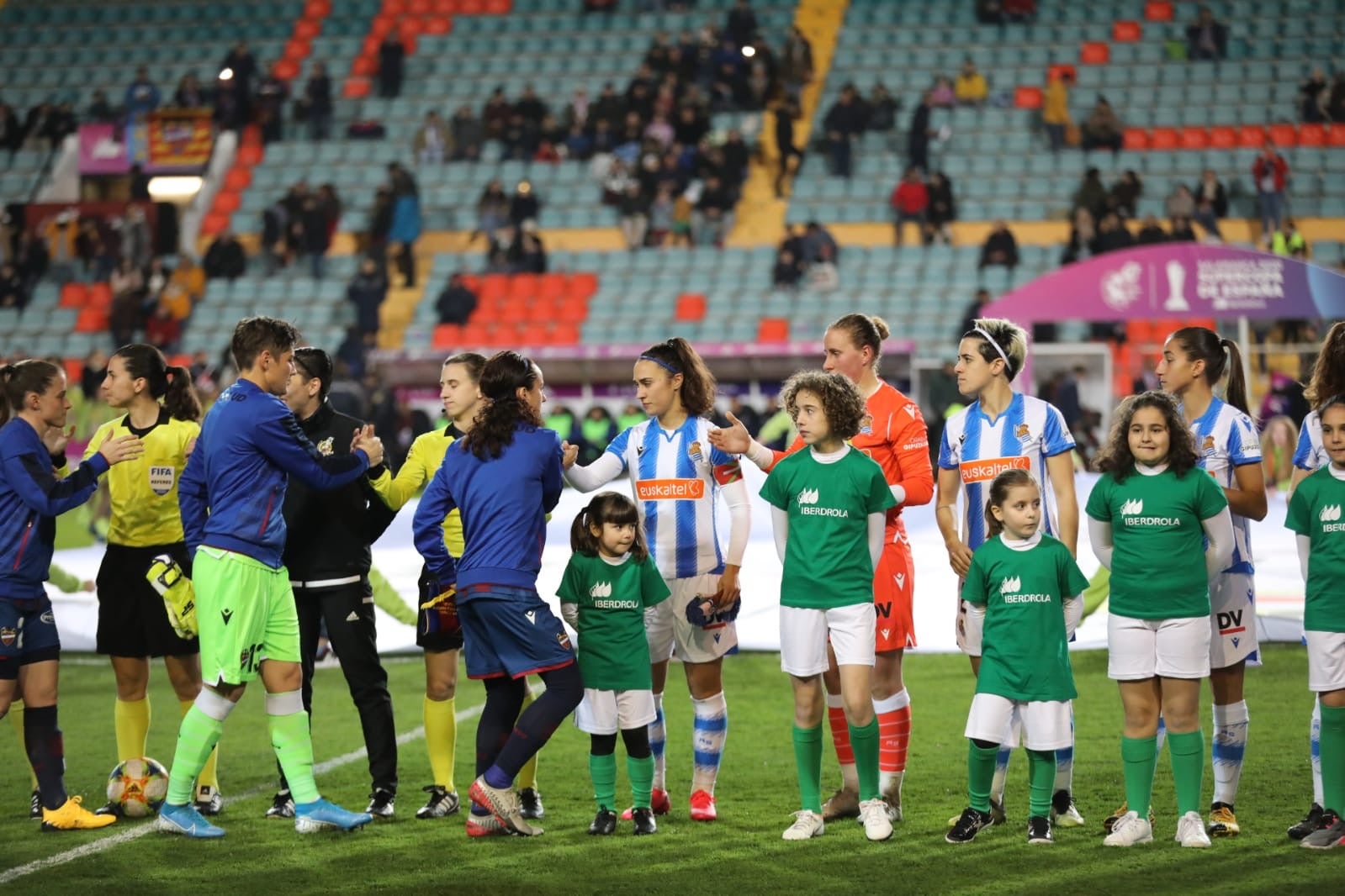 Primera semifinal de la Supercopa femenina de fútbol en el estadio Helmántico de Salamanca entre la Real Sociedad y la UD Levante. 