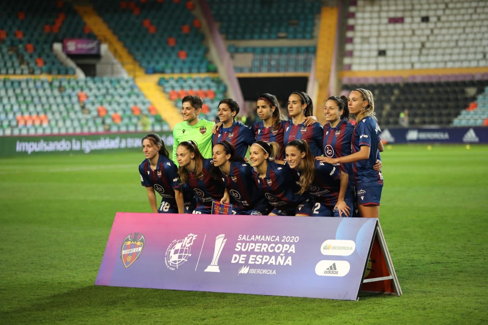 Primera semifinal de la Supercopa femenina de fútbol en el estadio Helmántico de Salamanca entre la Real Sociedad y la UD Levante. 