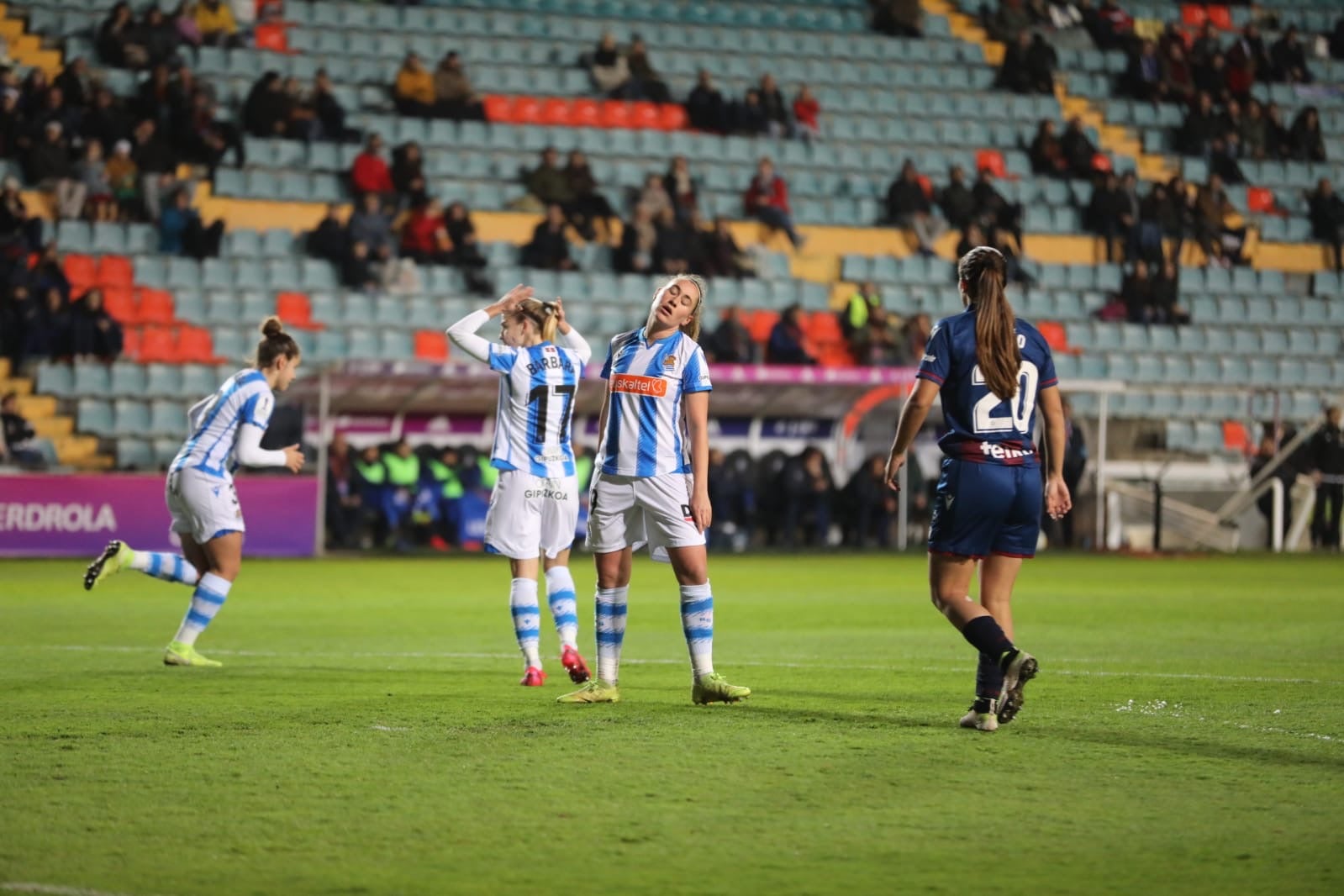 Primera semifinal de la Supercopa femenina de fútbol en el estadio Helmántico de Salamanca entre la Real Sociedad y la UD Levante. 