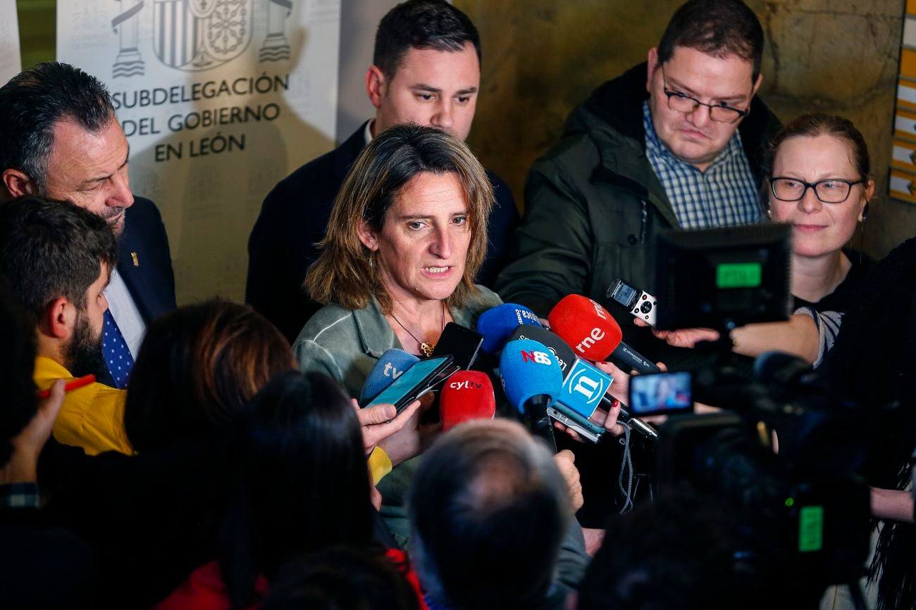 La ministra de Transición Ecológica y Reto Demográfico, Teresa Ribera, se reúne con el secretario general de CCOOCyL, Vicente Andrés; el secretario general de UGTCyL, Faustino Temprano; la delegada del Gobierno en Castilla y León, Mercedes Martín, y el subdelegado del Gobierno en León, Faustino Sánchez, para abordar la Mesa por un Futuro para León..