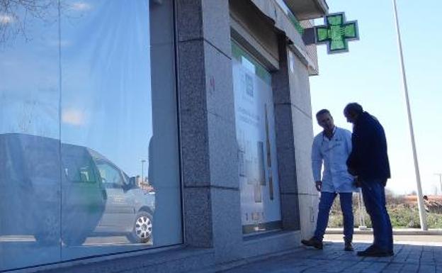 José Teodoro Blanco, el dueño de la farmacia de la calle Alcaparra, colocará bolardos para proteger las cristaleras.