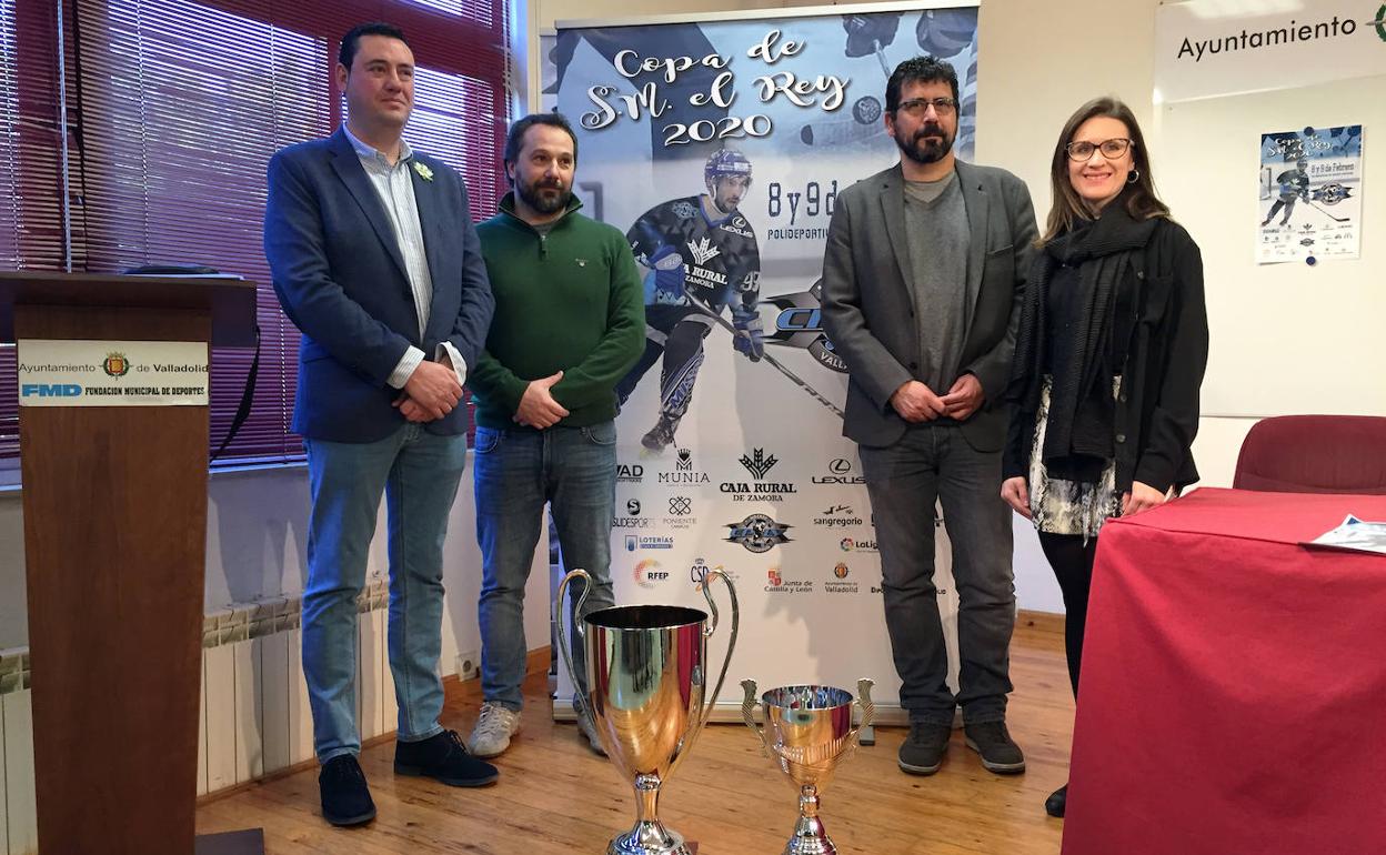 Javier González, Ángel Ruiz, Alberto Bustos y María Perrino posan con los trofeos. 