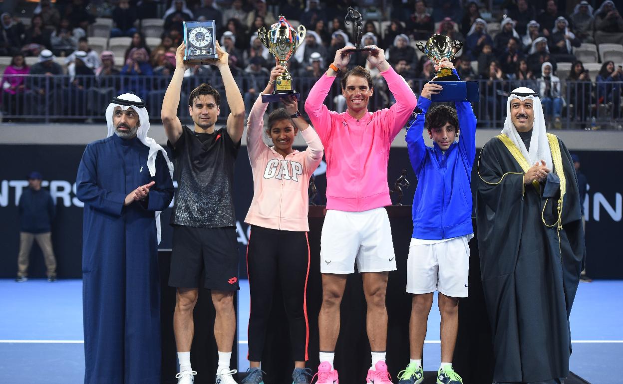 Rafa Nadal y David Ferrer tras su partido de exhibición en Kuwait. 