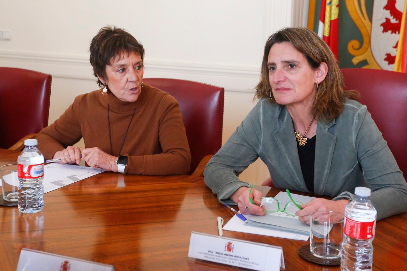 La ministra de Transición Ecológica y Reto Demográfico, Teresa Ribera, se reúne con el secretario general de CCOOCyL, Vicente Andrés; el secretario general de UGTCyL, Faustino Temprano; la delegada del Gobierno en Castilla y León, Mercedes Martín, y el subdelegado del Gobierno en León, Faustino Sánchez, para abordar la Mesa por un Futuro para León..