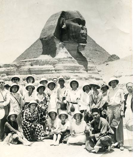 Antonio Tovar en las pirámides durante un crucero por el Mediterráneo en el verano de 1933.