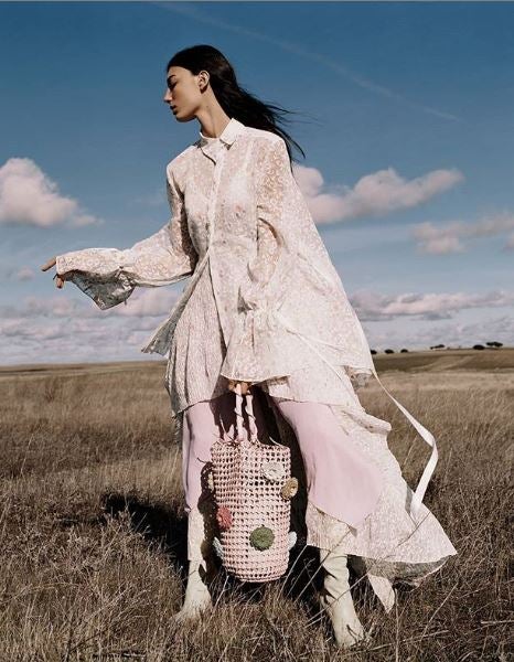 La zona de palomares de la localidad zamorana de Villarrín de Campos ha sido el escenario elegido por la fotógrafa londinense Anya Holdstock para fotografiar para 'Vogue' la nueva colección Primavera-Verano 2020 de la firma española.