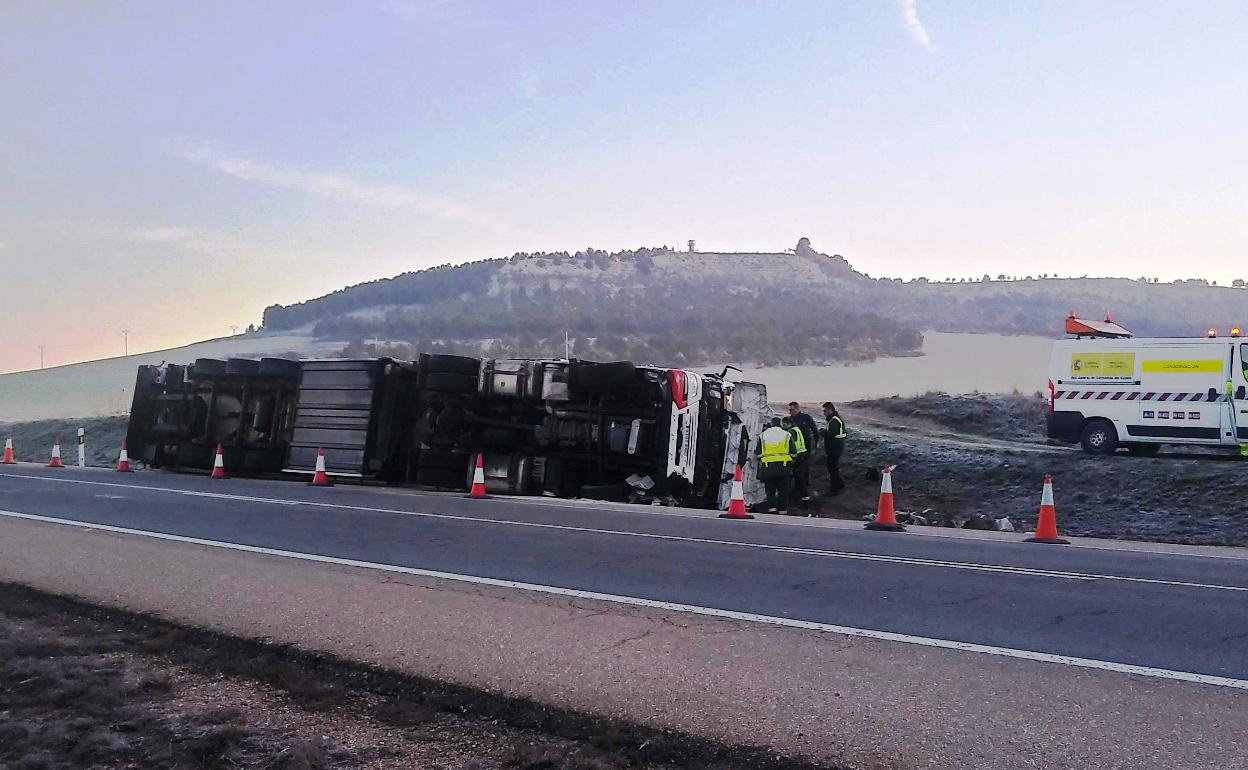 El camión, esta mañana, en la cuneta de la N-601.