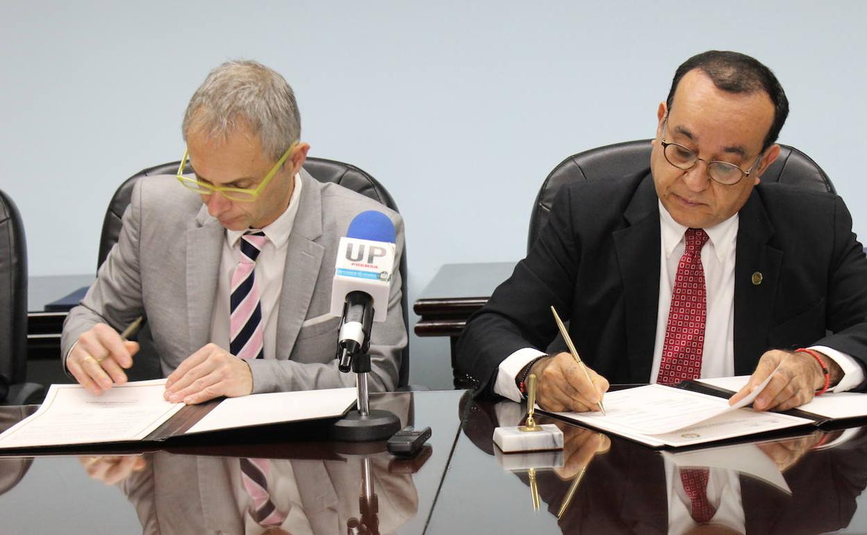Firma del acuerdo entre las universidades de Salamanca y Panamá. 