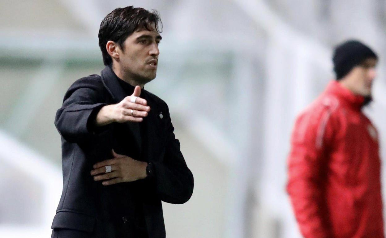 Andoni Iraola da instrucciones. 