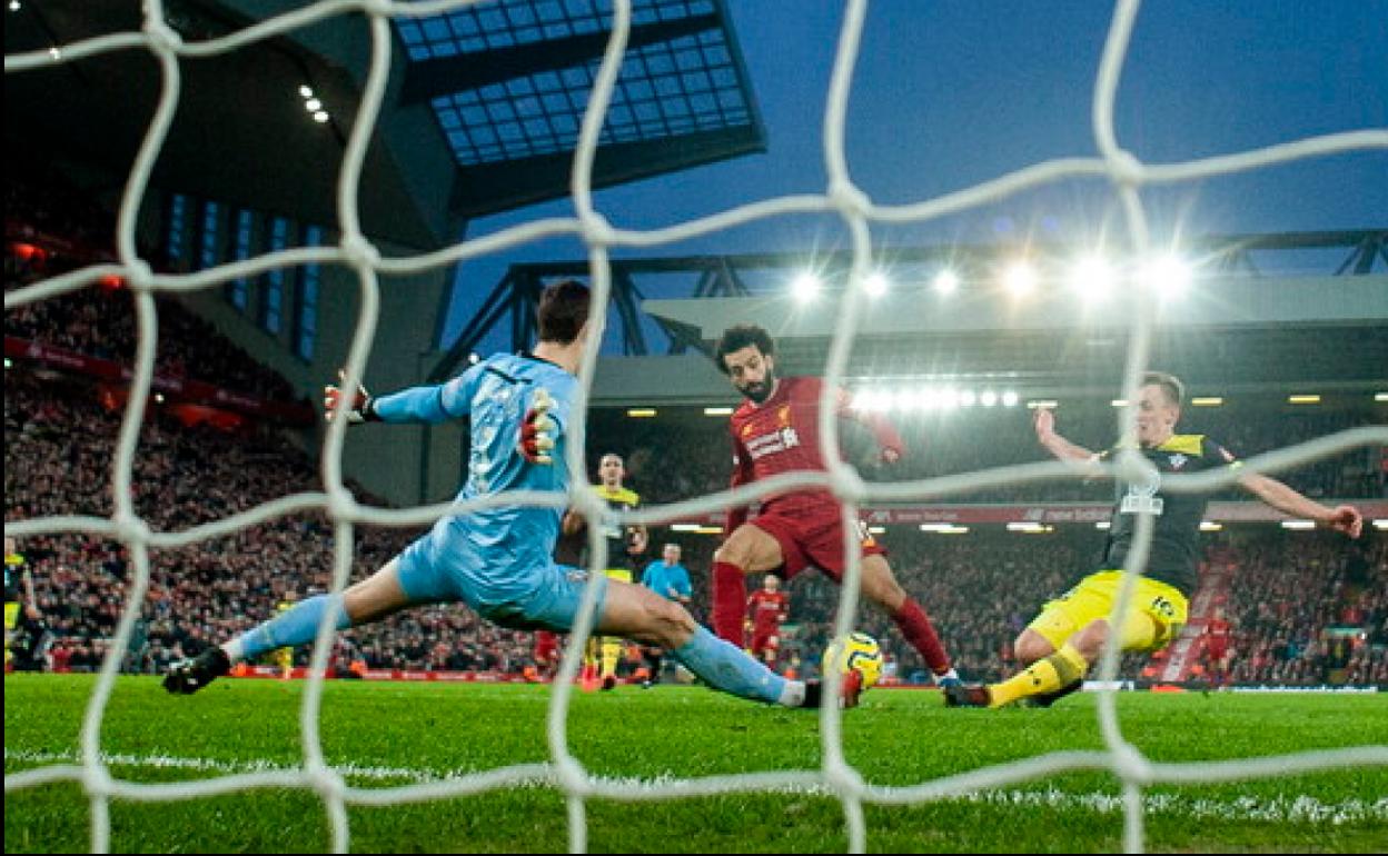 Mohamed Salah anota un gol con el Liverpool ante el Southampton en Anfield. 