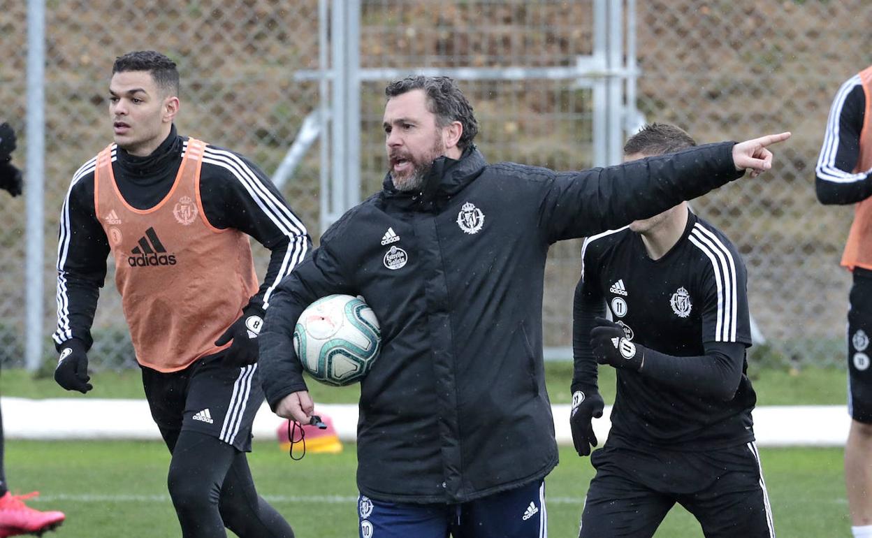 Sergio González da instrucciones en un entrenamiento. 