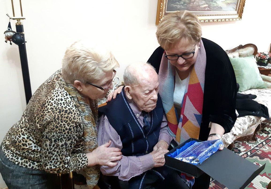 El Ayuntamiento de León homenajea al leonés más longevo en su 111 cumpleaños.