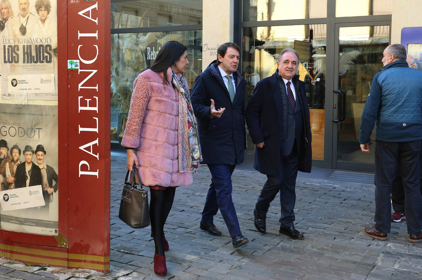 El presidente de la Junta de Castilla y León, Alfonso Fernández Mañueco (C); acompañado del delegado de Junta, José Antonio Rubio; y de la secretaria de la Junta, Silvia Aneas, en su visita institucional a Palencia.