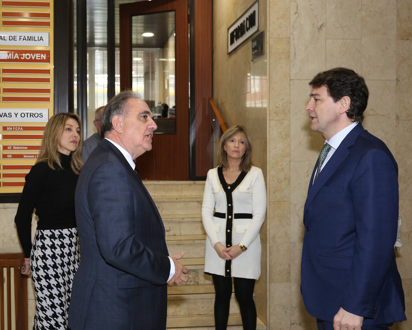 El presidente de la Junta de Castilla y León, Alfonso Fernández Mañueco); acompañado del delegado de Junta, José Antonio Rubio, en Palencia. 