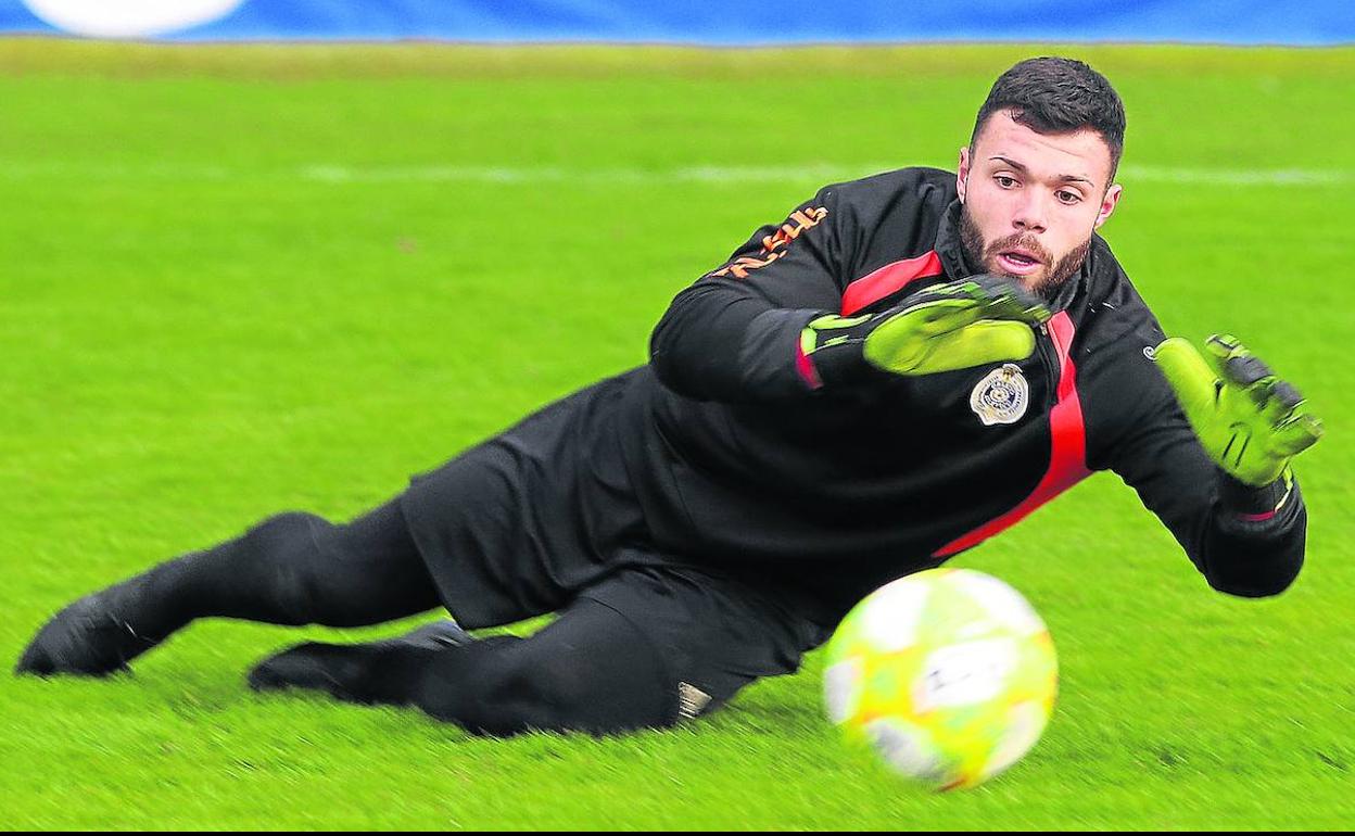 Guillermo García entrena a las órdenes de Ricardo Hernández del Palencia Cristo, ayer en La Balastera.