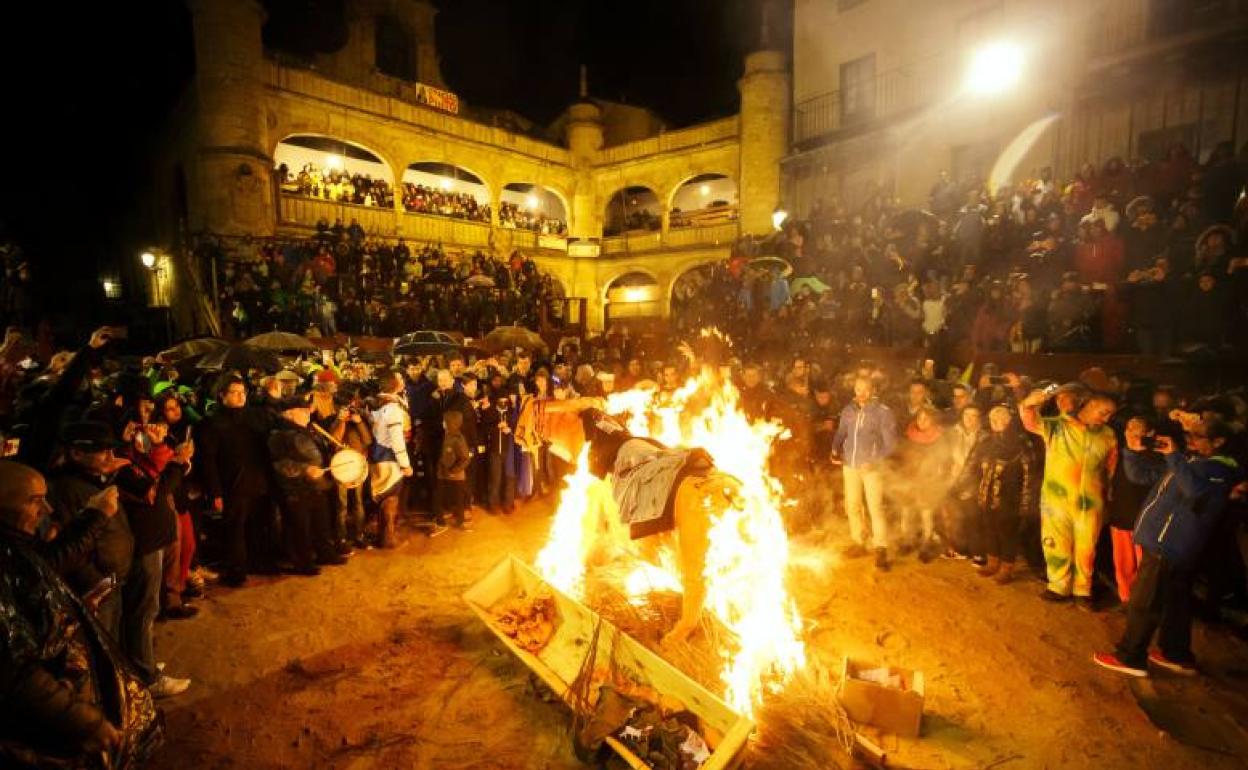 Pasacalles celebrado el año pasado en su parada en la plaza Mayor.