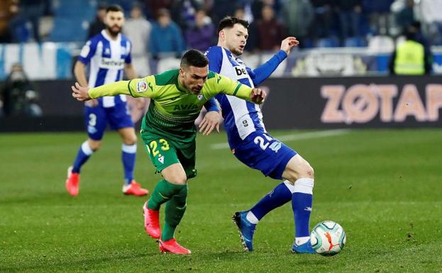 El centrocampista Alavés Oliver Burke (d) lucha con el defensa del Eibar Arnaitz Arbilla.