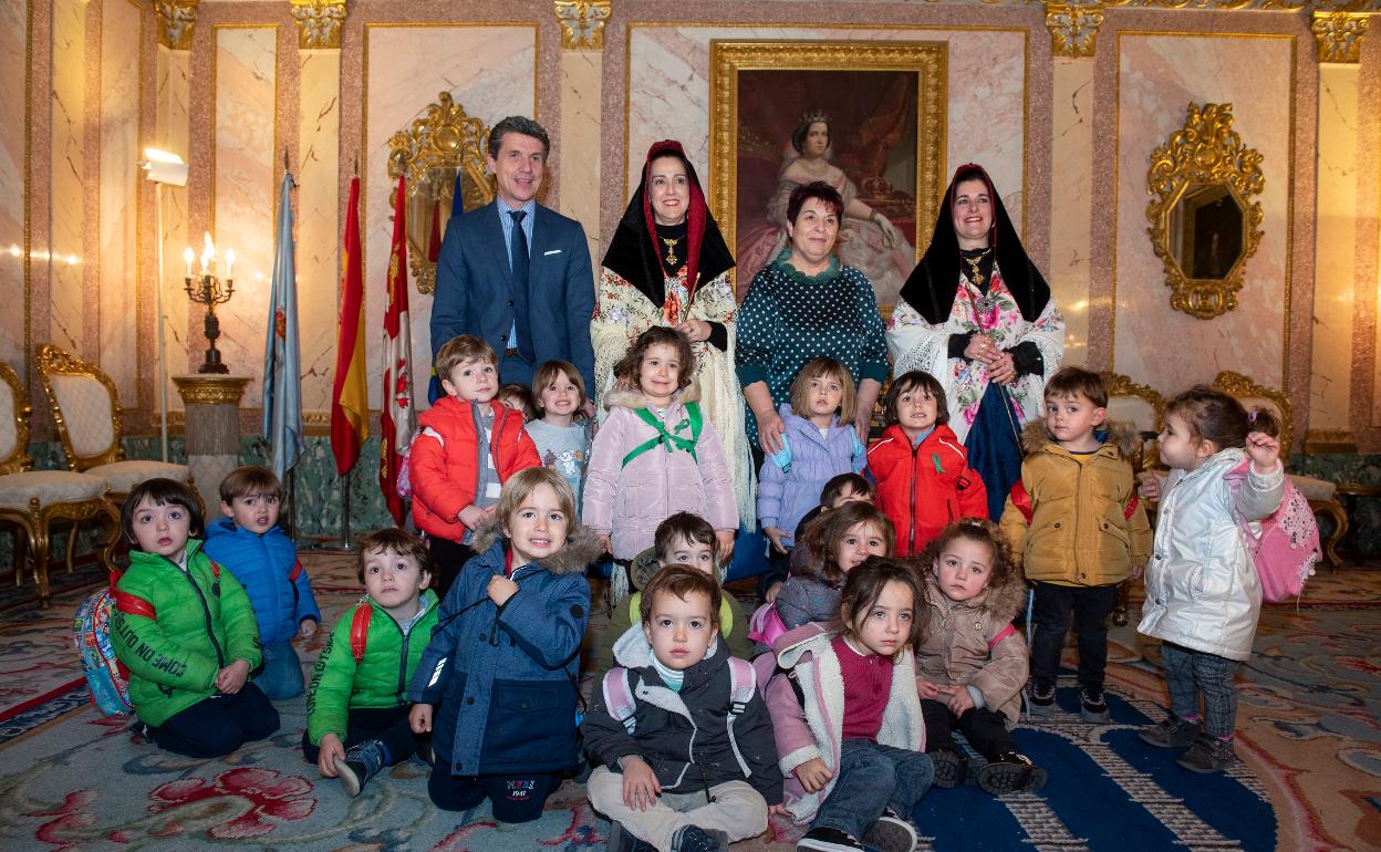 Las alcaldesas de Zamarramala, Mónica Martín y Yolanda Cubero, con la alcaldesa de Segovia, Clara Luquero, el concejal Andrés Torquemada y alumnos del Fray Juan de la Cruz. 