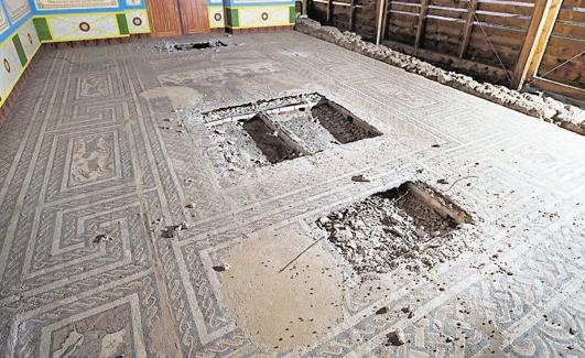 Aspecto del mosaico tras el expolio sufrido en 2011. 