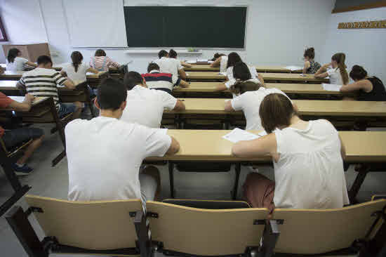 Estudiantes en el Aulario del Campus Esgueva. 