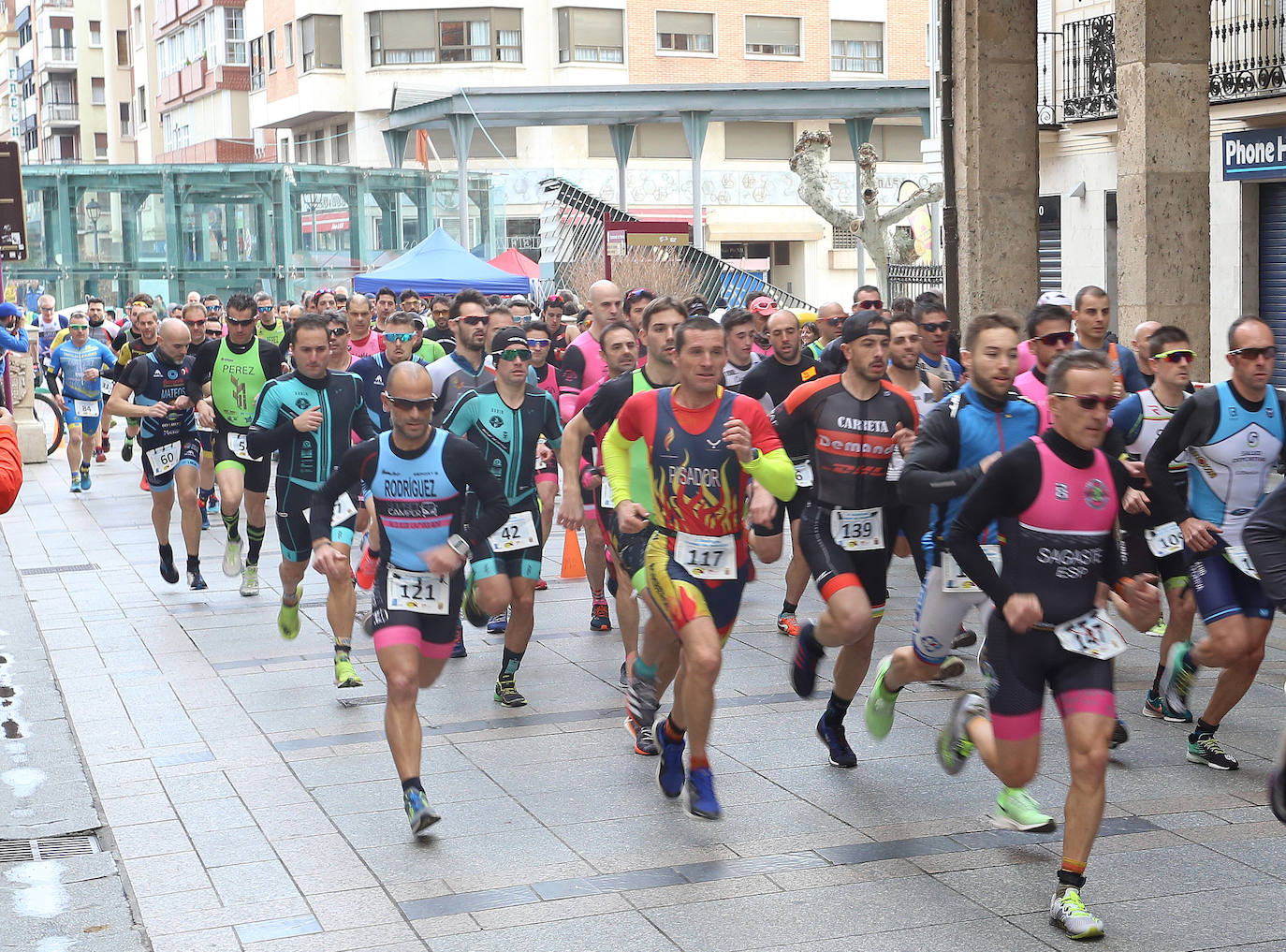 153 duatletas recorrieron el centro de la capital palentina en carrera de a pie y con bicicleta de carretera.