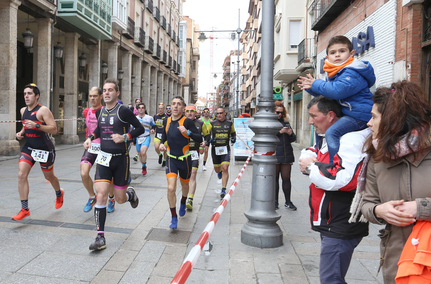 153 duatletas recorrieron el centro de la capital palentina en carrera de a pie y con bicicleta de carretera.