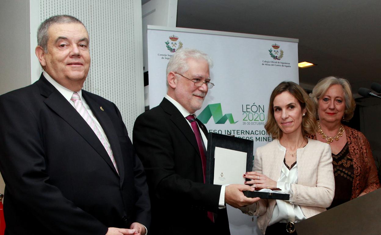 Sara Prados Frutos, hija del homenajeado, recoge la placa en presencia de Rafael Monsalve, Fernando Pedrazuela y María Dolores Norte, miembros del colegio profesional. 