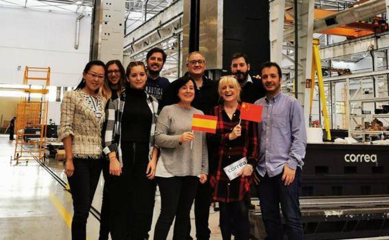 Alfayate, rodeado de compañeros de la empresa en la sede de Burgos, sigue las novedades diariamente. 