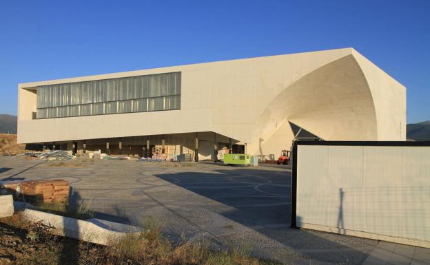 Explanada donde se levanta el edificio de emprendedores del CAT, aún en obras con los últimos retoques. 