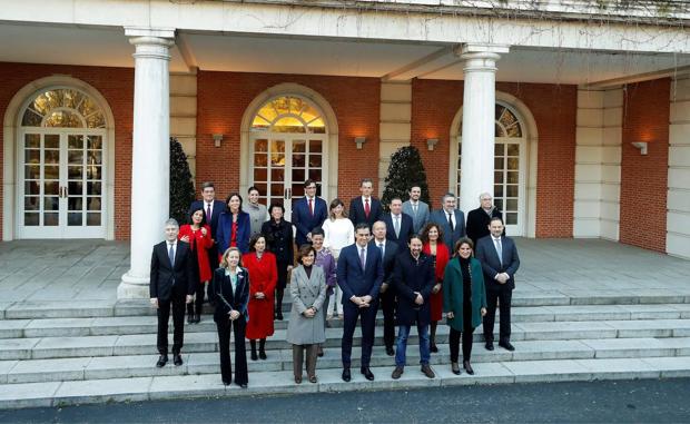 Ministros del Gobierno que preside Pedro Sánchez, ante la Moncloa.