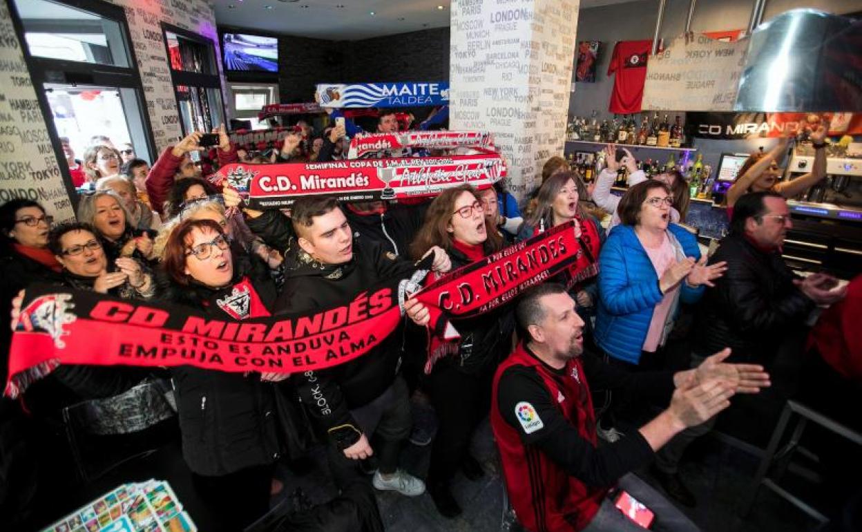 Aficionados del Mirandés siguen el sorteo de semifinales desde un bar de Miranda de Ebro.