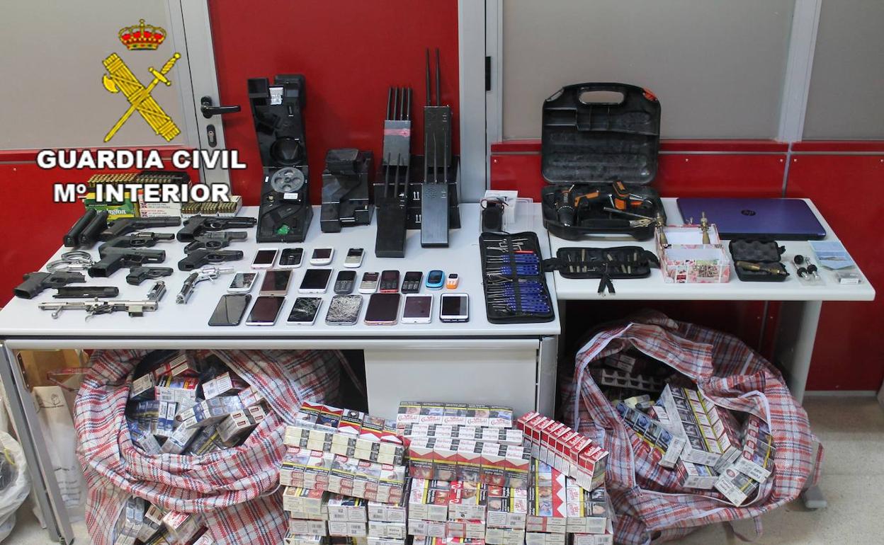 Diversos efectos incautados a los detenidos.