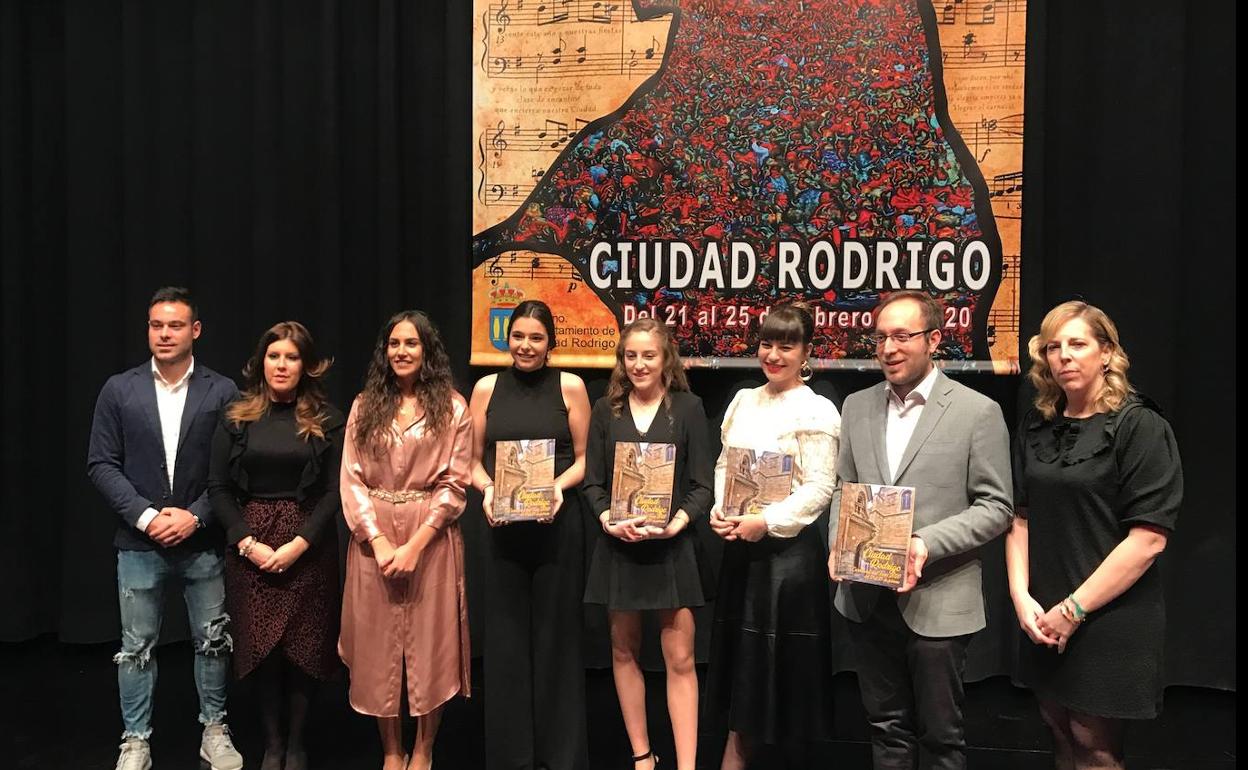 La corte de honor y representantes municipales mostrando el libro del Carnaval del Toro