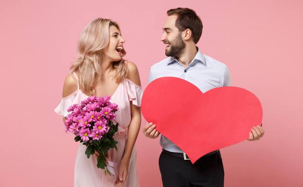 Una pareja se prepara paera celebrar San Valntín.