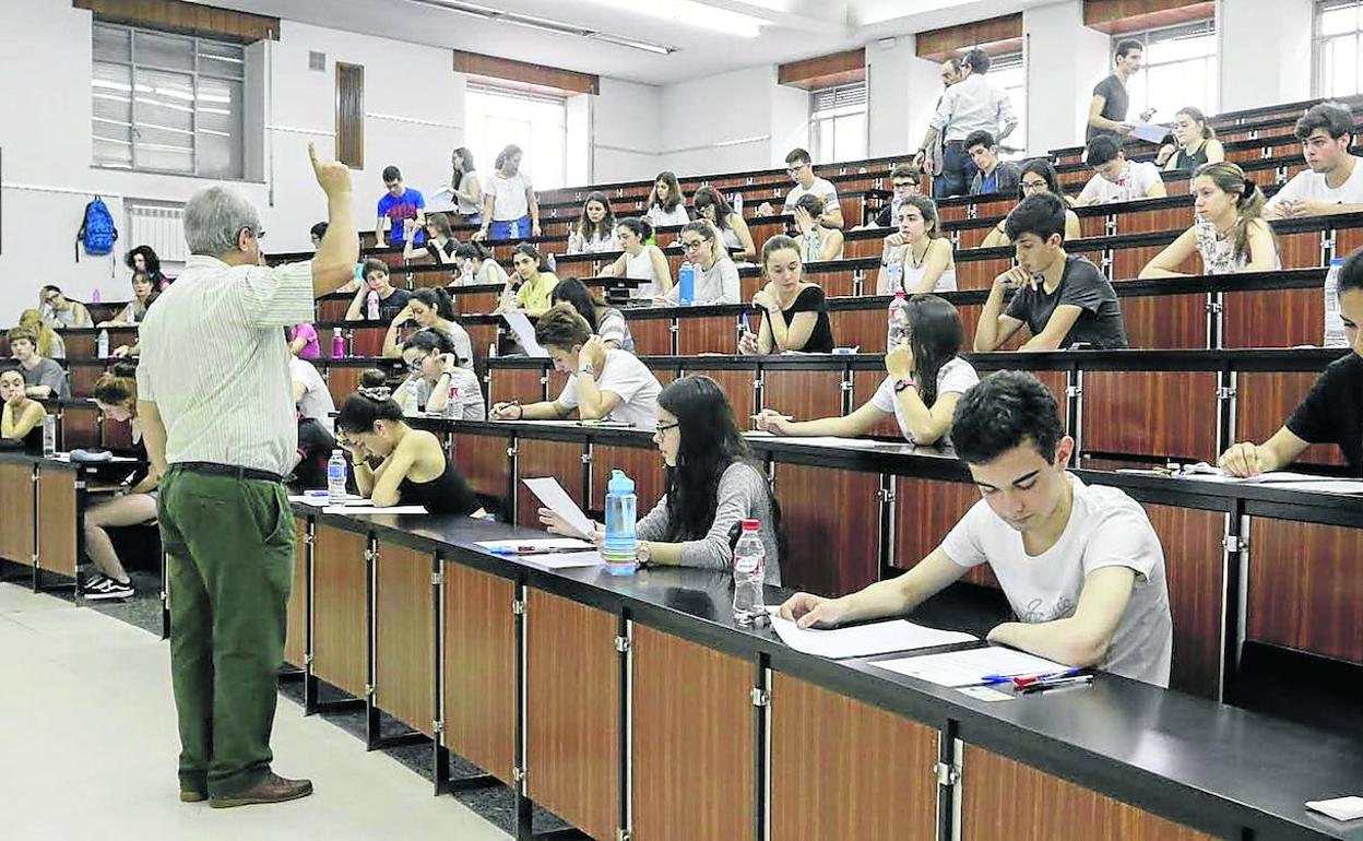 Exámenes de la Selectividad en una facultad de la Universidad deSalamanca. 
